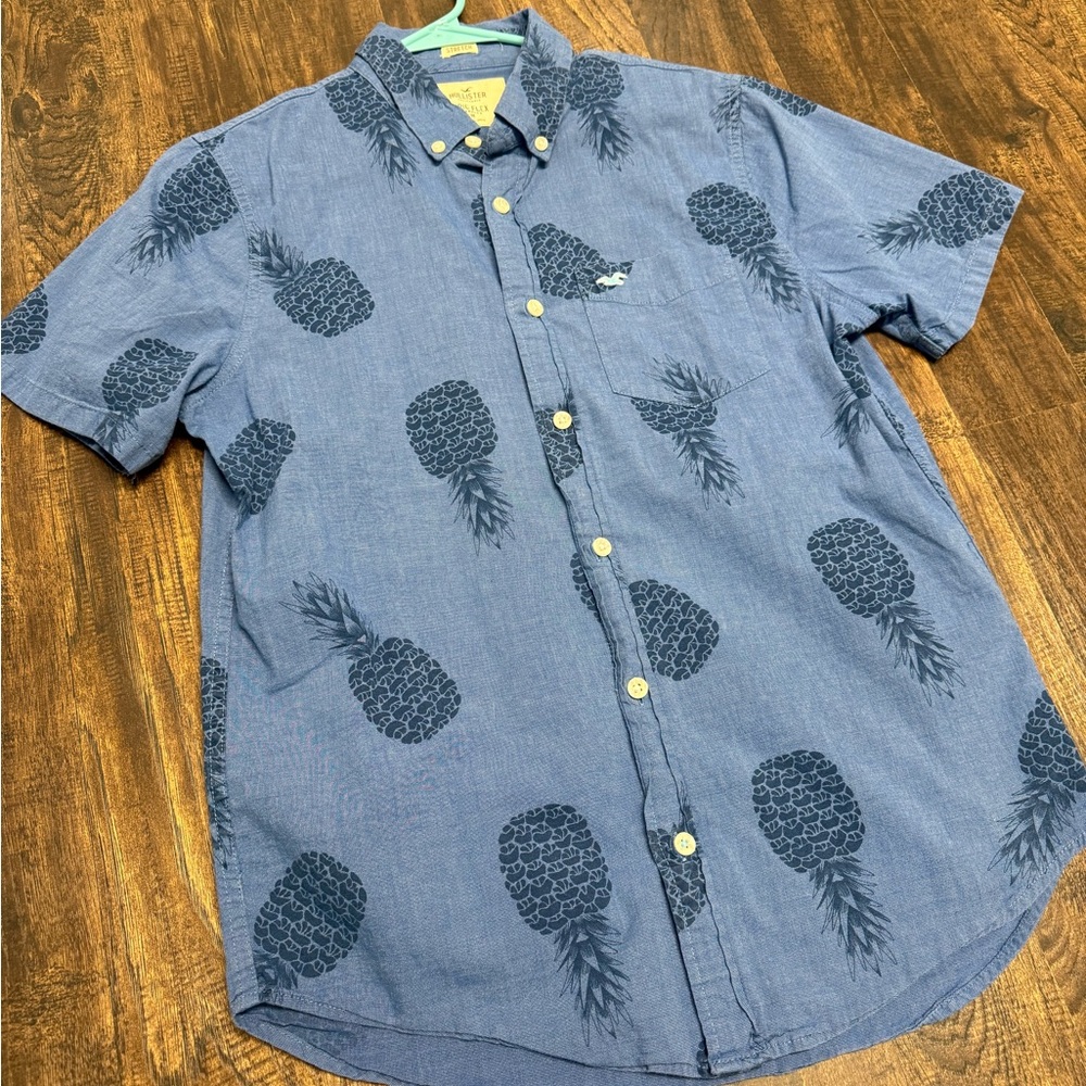 Men’s Hollister Blue Pineapple Button Up Size M